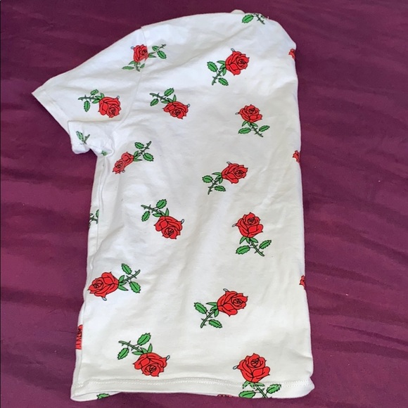 A crop top - Picture 2 of 3